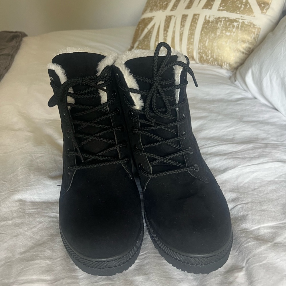 NEW! NEVER WORN SQL fur lined winter boots